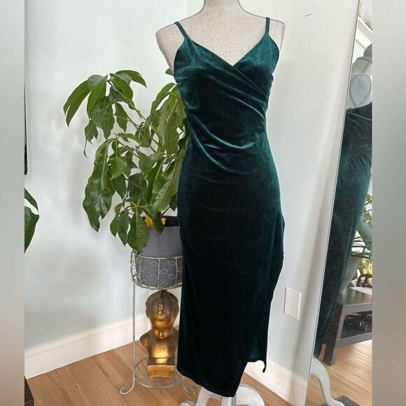 Quiz Emerald Green Velvet Mid-Length Spaghetti Strap Slit Cocktail Dress size 4 - Picture 2 of 10